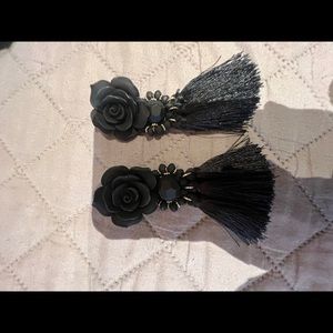 Black earrings with petals